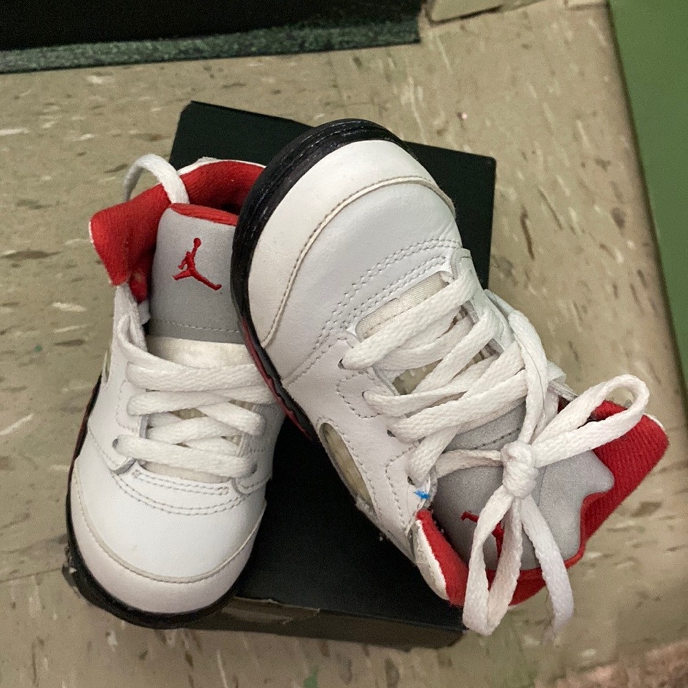JORDAN 5
RETRO (TD)
US
440890 102
TRUE WHITE/FIRE RED-BLACK